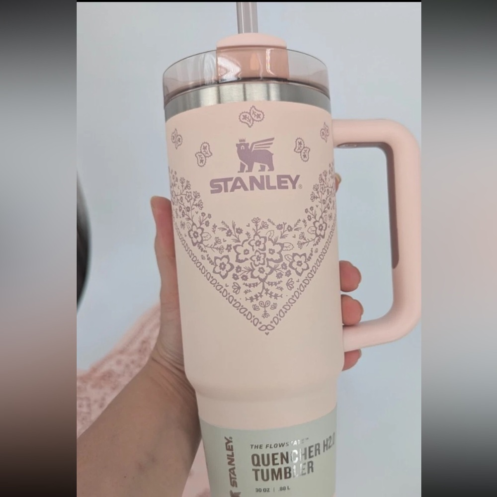 BRAND NEW LIMITED EDITION Quencher H2.0 Flowstate Tumbler | 30 OZ; CONCH Floral